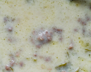 Cremige Hackfleisch-Lauch-Suppe in hellem, freundlichem Ambiente