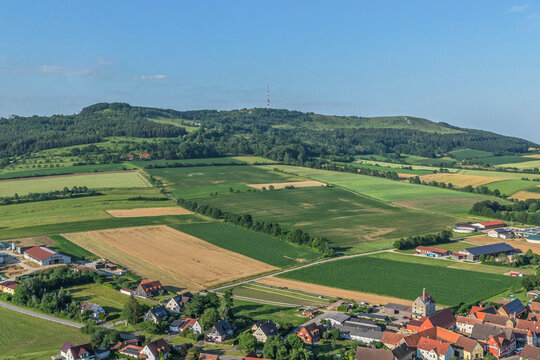 Ausblick auf das Tal der W&ouml;rnitz in Mittelfranken rund um Gerolfingen und Aufkirchen