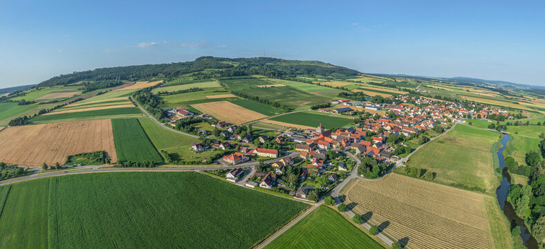 Ausblick auf das Tal der W&ouml;rnitz in Mittelfranken rund um Gerolfingen und Aufkirchen