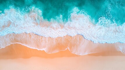 Obraz premium Aerial View of Turquoise Ocean Waves Crashing on Sandy Beach