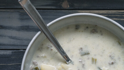 Kräftige Hackfleisch-Lauch-Suppe – Wärmendes Winteressen