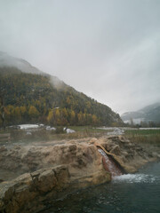 Lac brumeux au cœur des montagnes avec vue 