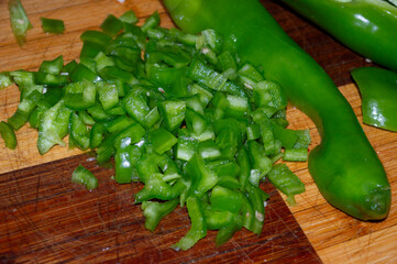Hortalizas frescas de la huerta. Pimiento verde cortado preparado para cocinar.