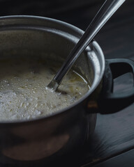  Festliche Hackfleisch-Lauch-Suppe mit Kartoffelstücken für kalte Wintertage