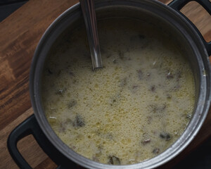  Festliche Hackfleisch-Lauch-Suppe mit Kartoffelstücken für kalte Wintertage