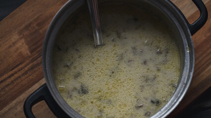  Festliche Hackfleisch-Lauch-Suppe mit Kartoffelstücken für kalte Wintertage
