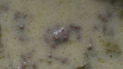  Festliche Hackfleisch-Lauch-Suppe mit Kartoffelstücken für kalte Wintertage