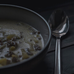Festliche Hackfleisch-Lauch-Suppe mit Kartoffelstücken für kalte Tage