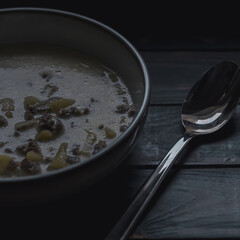 Festliche Hackfleisch-Lauch-Suppe mit Kartoffelstücken für kalte Tage