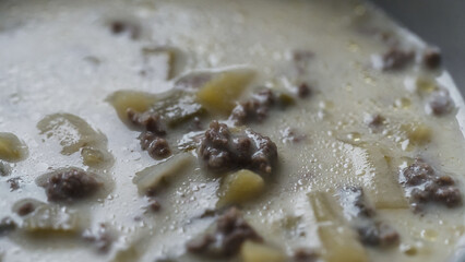 Festliche Hackfleisch-Lauch-Suppe mit Kartoffelstücken für kalte Tage