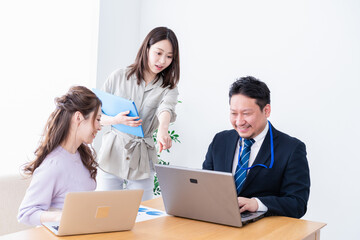 オフィスでミーティングをするビジネスパーソン