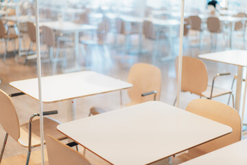 アクリル板が設置された飲食店