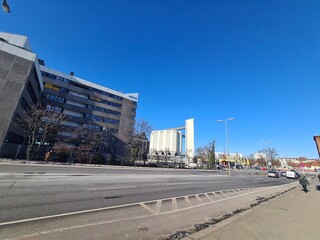 Strasse, Bürgersteig und blauer Himmel in Berlin Westhafen (Moabit)