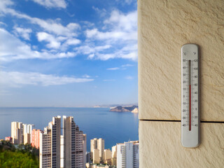 Term&oacute;metro frente al mar