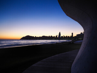Paseo peatonal nocturno en la Playa de Benidorm 