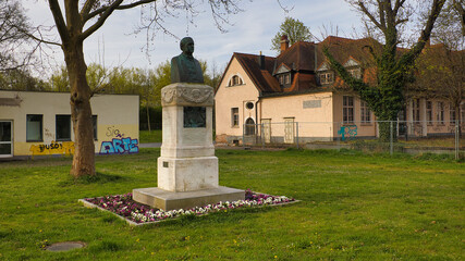 Naklejka premium Anton-Sommer-Denkmal in Rudolstadt, Denkmal des Thüringer Mundartdichters in einer Parkanlage, Thüringen, Deutschland
