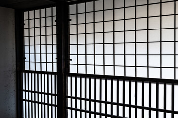 紙と木で作られた伝統的な日本の障子窓
