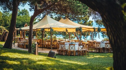 Obraz premium outdoor wedding reception under sailcloth tent