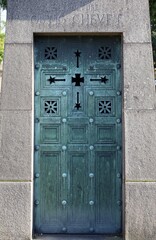 Ancienne porte sculpter a motif religieux