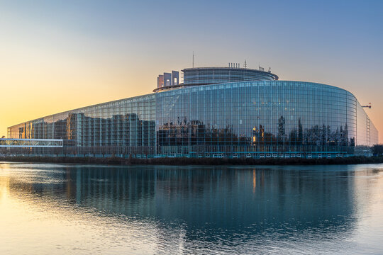 Das Europ&auml;ische Parlament in Stra&szlig;burg spiegelt sich im Wasser der Ill w&auml;hrend des Sonnenuntergangs. 