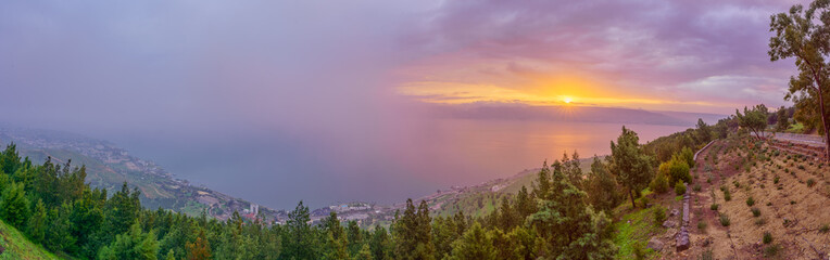 Obraz premium Panoramic sunrise view of the Sea of Galilee
