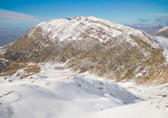 Obraz premium Duchessa lake and Sirente Velino park (Italy) - In the natural park of Sirente Velino, the landscape with snow of Duchessa lake, Lazio and Abruzzo regions.