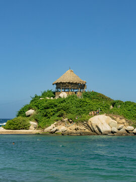 Playa virgen con monta&ntilde;as en el Parque Nacional Natural Tayrona, Colombia