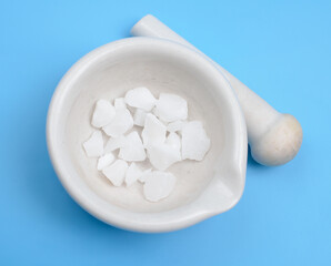 Aluminium sulfate on blue background.