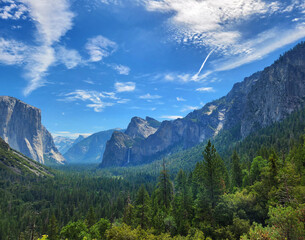 Fototapeta premium Yosemite National Park Mountains, Redwoods, Cliffs and Waterfalls