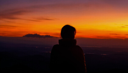 夕陽を見つめる女性