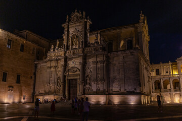 Obraz premium Fastueux portail du Duomo, de nuit, à Lecce, dans les Pouilles, Italie