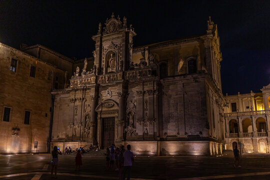 Fastueux portail du Duomo, de nuit, &agrave; Lecce, dans les Pouilles, Italie