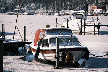 Boote auf winterlichem St&ouml;ssensee zu Berlin