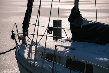 Boote auf winterlichem St&ouml;ssensee zu Berlin