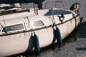 Boote auf winterlichem St&ouml;ssensee zu Berlin