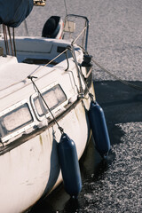 Boote auf winterlichem St&ouml;ssensee zu Berlin