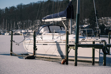 Boote auf winterlichem St&ouml;ssensee zu Berlin