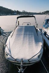 Boote auf winterlichem St&ouml;ssensee zu Berlin