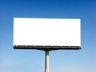Obraz premium A large blank billboard in the open sky, providing a prime space for advertising and promotion in an outdoor setting.