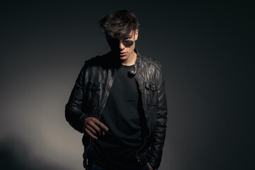 Naklejka premium relaxed alpha male looking over sunglasses
