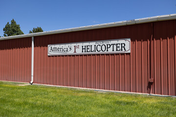 Obraz premium Side of a helicopter museum building