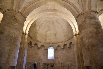 Fototapeta premium Choeur de l'église Saint-Honorat des Alyscamps à Arles. France 