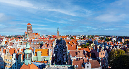 Obraz premium Aerial view of Gdansk at sunset, showcasing the downtown area and St. Mary's Basilica. The historical old city of Gdansk Poland.