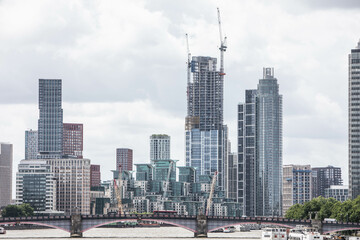 Obraz premium London, England: skyline of high modern buildings along the river Thames
