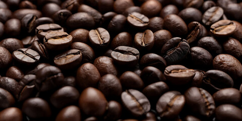 Obraz premium Makroaufnahme von gerösteten Kaffeebohnen mit glänzender Oberfläche und tiefem Aroma