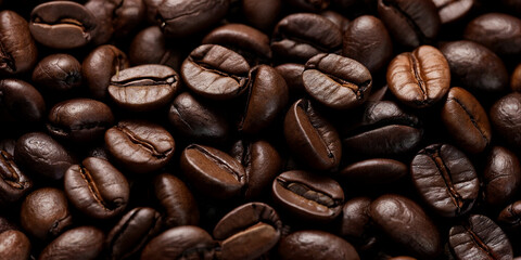 Fototapeta premium Dicht aneinander liegende Kaffeebohnen mit kräftiger Röstung und glänzender Oberfläche