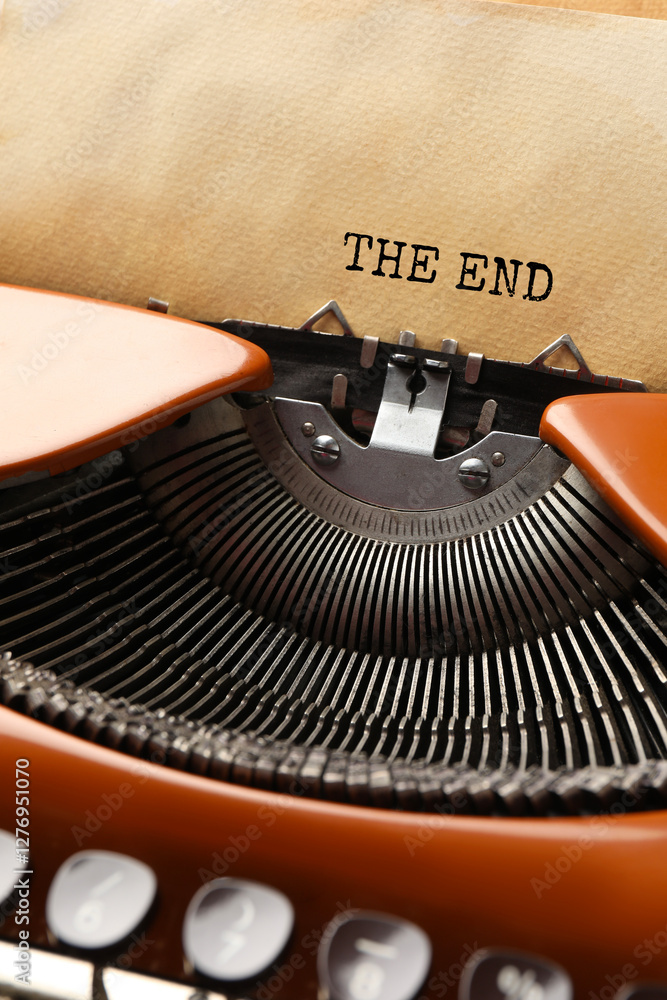 Fototapete typewriter with sheet of paper, closeup. typed text the end