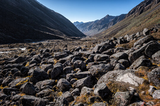 Vall&eacute;e d&eacute;serte en route pour Tampoe Tsho, vingt-et-uni&egrave;me jour du Snowman Trek, Bhoutan