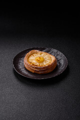 Sweet round tart with pineapple