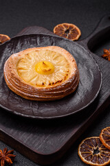 Sweet round tart with pineapple